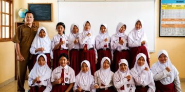 Mengajar dari Hati, Belajar Tanpa Henti: Dedikasi Dr. Tatang, M.Pd. di Balik Papan Tulis SD 56 aed9ffaa 655c 4d21 b3ca c4f7fea21b56