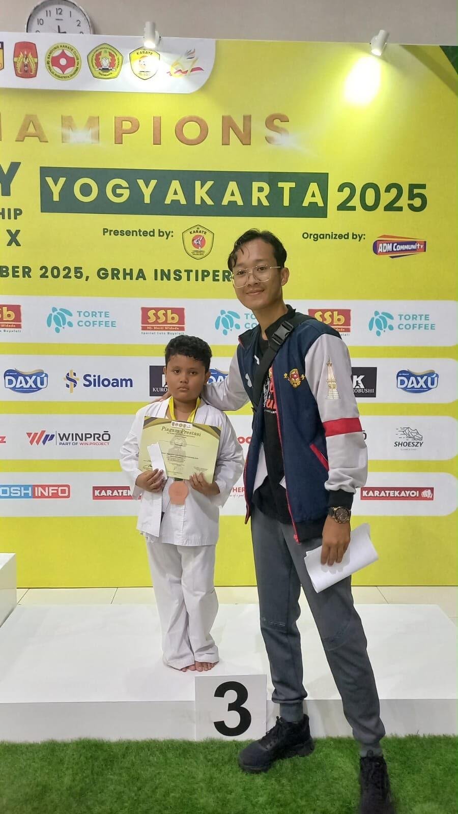 Foto saat mendapatkan juara 1 Kumite atas kejuaraan di UPNVY Open Karate Championship 2025. kategori usia dini (Sumber: Dokumentasi Pribadi)