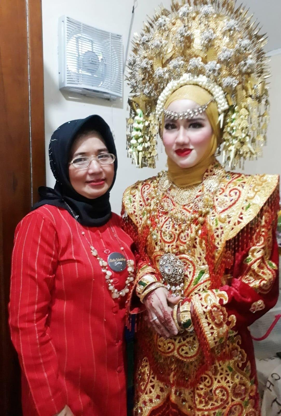 Foto Ibu Lislie saat merias pengantin (Sumber: Dokumentasi Pribadi)
