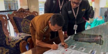 Foto Proses penandatanganan Peta Infografis Desa Harjokuncaran oleh perangkat Desa Harjokuncaran (Sumber: Dokumentasi Pribadi)