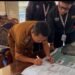 Foto Proses penandatanganan Peta Infografis Desa Harjokuncaran oleh perangkat Desa Harjokuncaran (Sumber: Dokumentasi Pribadi)