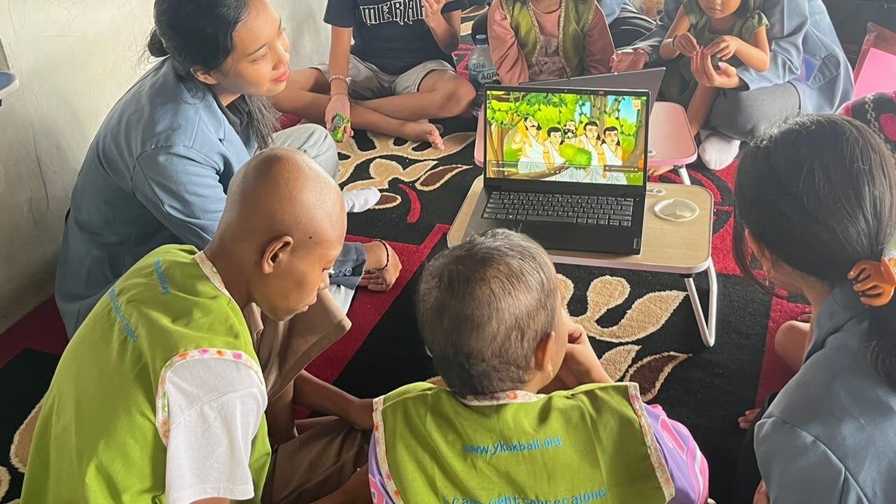 Dari Cerita Klasik Menjadi Terapi, Mahasiswa Undiksha Tumbuhkan Resiliensi Anak Penderita Kanker Melalui Terapi Bermain Bermuatan Tutur Yaksha Prashna 47 Tim PKM-PM Universitas Pendidikan Ganesha bersama anak-anak penderita kanker dalam pelaksanaan Program Binar Asa di YPKA Bali (Sumber: Dokumentasi Pribadi)