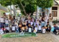 Foto bersama sesudah pembagian hadiah (Sumber: Dokumentasi panitia publikasi dan dokumentasi)