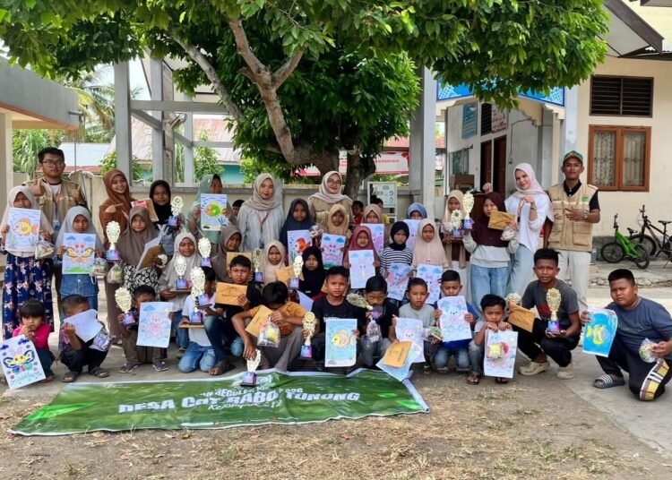 Foto bersama sesudah pembagian hadiah (Sumber: Dokumentasi panitia publikasi dan dokumentasi)