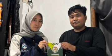 Dokumentasi Mahasiswa KKN Undip memberikan edukasi higiene sanitasi dan K3 kepada pekerja kandang bebek Desa Kemligi. (Sumber: Dokumentasi Pribadi)