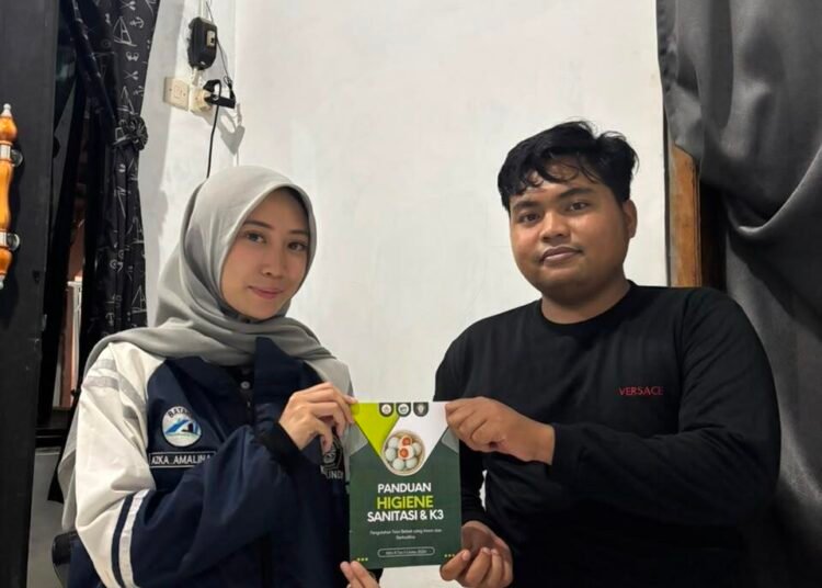 Dokumentasi Mahasiswa KKN Undip memberikan edukasi higiene sanitasi dan K3 kepada pekerja kandang bebek Desa Kemligi. (Sumber: Dokumentasi Pribadi)