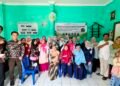 Bank Sampah Bukan Sekadar Tempat Menabung Sampah: Membangun Budaya Pilah Sampah dari Rumah 48 Dokumentasi Tim Pengabdian UPNVJ memberikan pelatihan pembuatan ecoenzym kepada warga Bank Sampah Pondok Berkah (Sumber: Dokumentasi Pribadi)