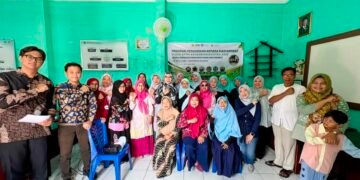 Dokumentasi Tim Pengabdian UPNVJ memberikan pelatihan pembuatan ecoenzym kepada warga Bank Sampah Pondok Berkah (Sumber: Dokumentasi Pribadi)