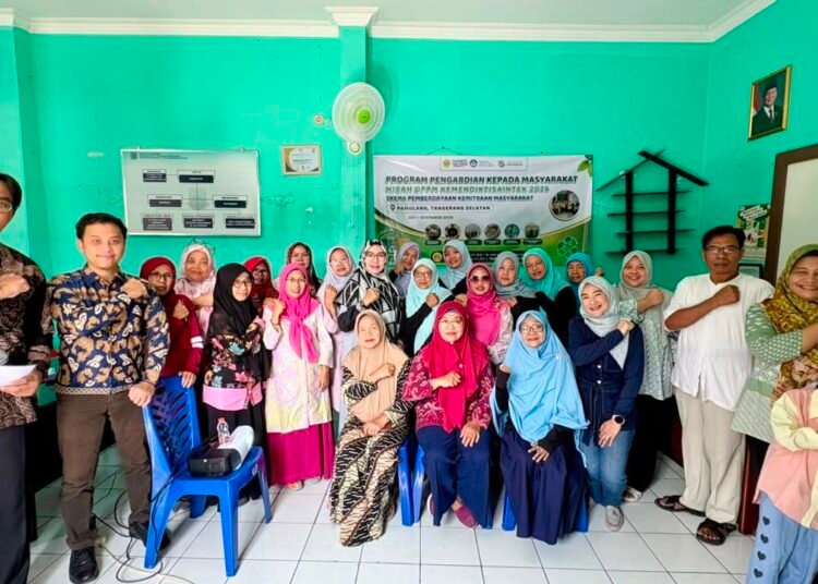 Dokumentasi Tim Pengabdian UPNVJ memberikan pelatihan pembuatan ecoenzym kepada warga Bank Sampah Pondok Berkah (Sumber: Dokumentasi Pribadi)