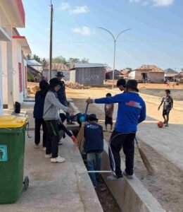 Mahasiswa KKN UHO Bersama Masyarakat Desa Terapung Gelar Wonua Bersih 50 ihwiejiej2j3r 100kb