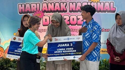 Kerjakan Video H-2, Tiga Murid MAN 1 Yogyakarta Juarai Lomba Akses Keuangan DIY 47 penyerahan