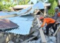 BNPB Siapkan Bantuan Perbaikan Rumah Warga Terdampak Gempa Flores 48 Personel Personel Basarnas dan SAR Polri memeriksa kondisi bangunan yang rusak saat melakukan penyisiran di lokasi terdampak gempa bumi di Manggarai Timur, Nusa Tenggara Timur (NTT), Selasa (18/8/2026). Penyisiran dilakukan di sejumlah titik terdampak gempa bumi untuk memastikan tidak ada korban yang masih belum dievakuasi. ANTARA FOTO/Fikri Yusuf/kye