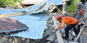 BNPB Siapkan Bantuan Perbaikan Rumah Warga Terdampak Gempa Flores 2 Personel Personel Basarnas dan SAR Polri memeriksa kondisi bangunan yang rusak saat melakukan penyisiran di lokasi terdampak gempa bumi di Manggarai Timur, Nusa Tenggara Timur (NTT), Selasa (18/8/2026). Penyisiran dilakukan di sejumlah titik terdampak gempa bumi untuk memastikan tidak ada korban yang masih belum dievakuasi. ANTARA FOTO/Fikri Yusuf/kye