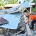 BNPB Siapkan Bantuan Perbaikan Rumah Warga Terdampak Gempa Flores 54 Personel Personel Basarnas dan SAR Polri memeriksa kondisi bangunan yang rusak saat melakukan penyisiran di lokasi terdampak gempa bumi di Manggarai Timur, Nusa Tenggara Timur (NTT), Selasa (18/8/2026). Penyisiran dilakukan di sejumlah titik terdampak gempa bumi untuk memastikan tidak ada korban yang masih belum dievakuasi. ANTARA FOTO/Fikri Yusuf/kye