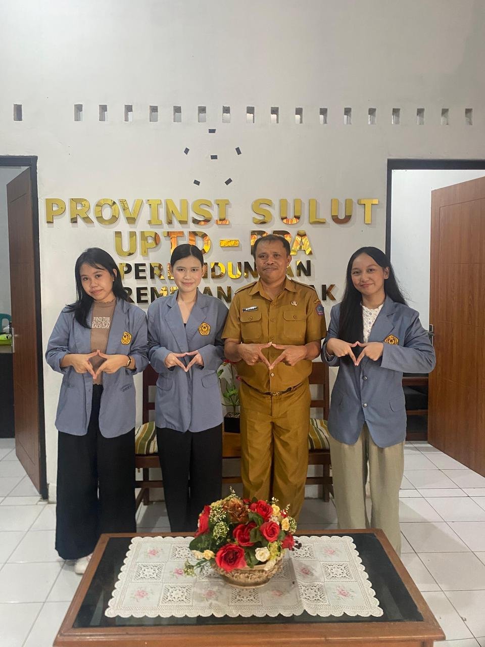 Dokumentasi kegiatan penelitian dan sosialisasi pencegahan *victim blaming* oleh Tim FYP Universitas Sam Ratulangi. (Sumber: Dokumentasi Pribadi)