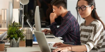 Sering Menatap Layar? Kenali Computer Vision Syndrome Dan Cara Mencegahnya 62 Sering Menatap Layar? Kenali Computer Vision Syndrome Dan Cara Mencegahnya
