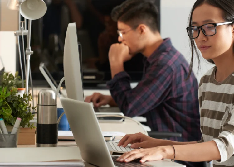 Sering Menatap Layar? Kenali Computer Vision Syndrome Dan Cara Mencegahnya 46 Sering Menatap Layar? Kenali Computer Vision Syndrome Dan Cara Mencegahnya