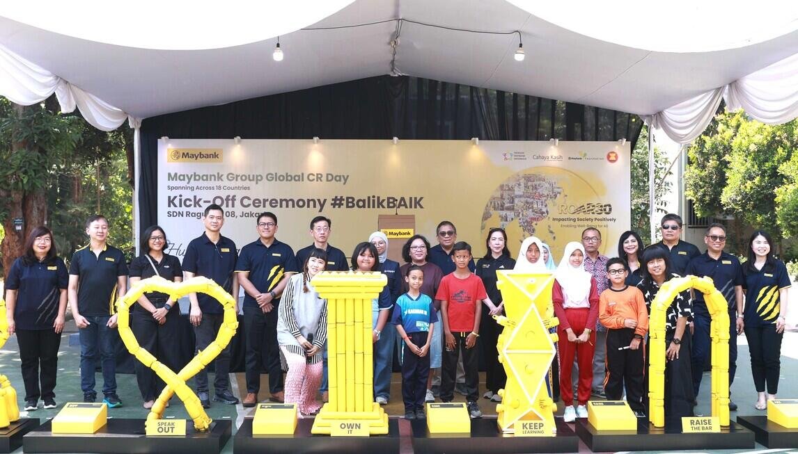 Dorong Ekonomi Sirkular dan Pelestarian Lingkungan, Maybank Indonesia Usung Inisiatif '#BalikBAIK' Melalui Global CR Day 2026 dan Program Cahaya Kasih 47 Direktur Human Capital Maybank Indonesia Irvandi Ferizal (tengah, berkaca mata hitam), Direktur Community Financial Services Bianto Surodjo, Direktur Global Banking Mariana Husin, dan Direktur IT & Digital Bambang Andri Irawan berfoto bersama jajaran Manajemen Maybank Indonesia, anak perusahaan, guru dan siswa dari 6 SD di Jakarta Selatan seusai merangkai karya seni instalasi hasil pemanfaatan barang-barang yang sudah tidak terpakai lagi (upcycled) di SDN 08 Ragunan, Jakarta Selatan. Kegiatan ini merupakan rangkaian dari pelaksanaan program Maybank Global Corporate Responsibility (CR) Day 2026 yang digelar serentak di 18 negara oleh Maybank Group.