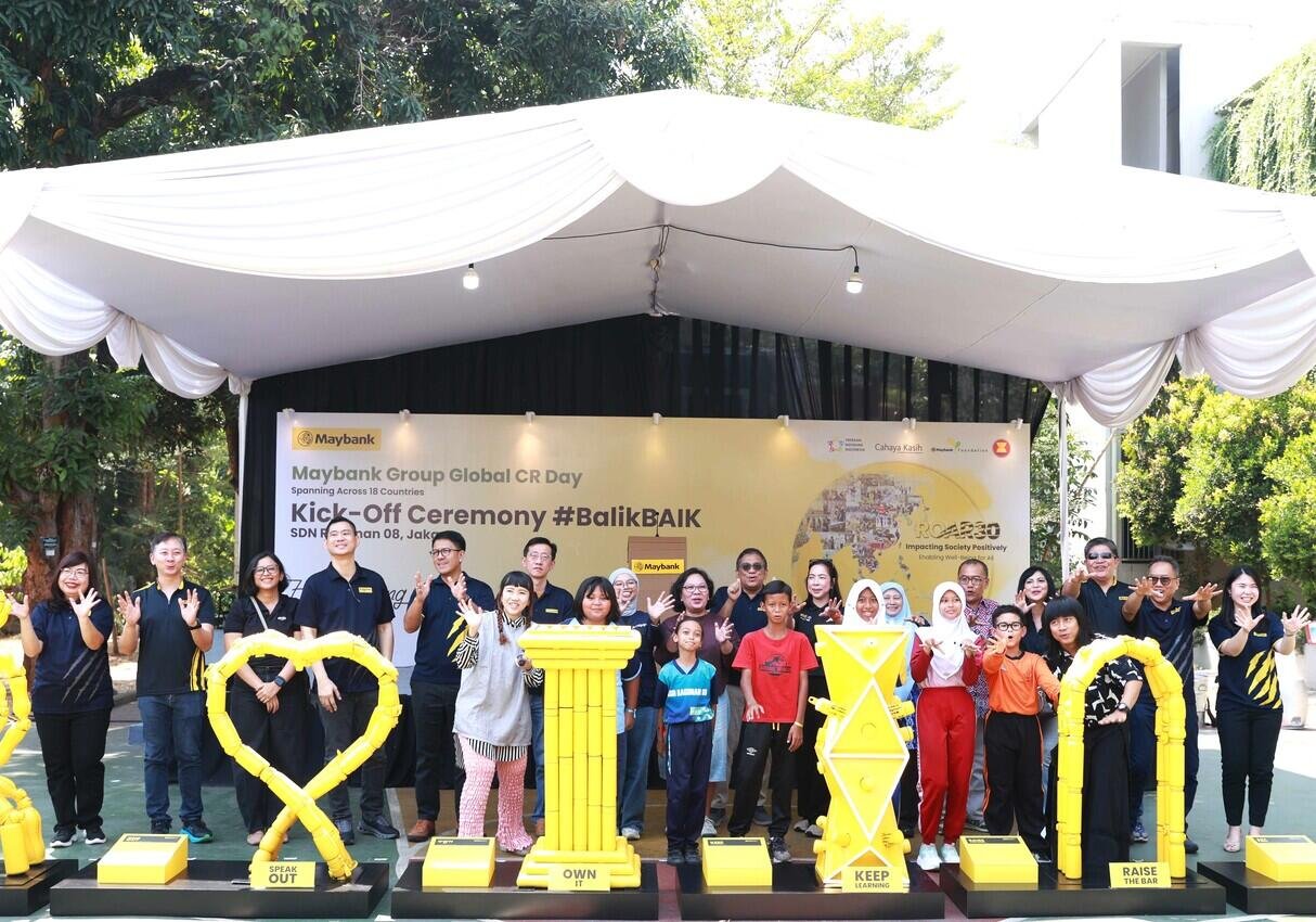 Dorong Ekonomi Sirkular dan Pelestarian Lingkungan, Maybank Indonesia Usung Inisiatif '#BalikBAIK' Melalui Global CR Day 2026 dan Program Cahaya Kasih 48 Direktur Human Capital Maybank Indonesia Irvandi Ferizal (tengah, berkaca mata hitam), Direktur Community Financial Services Bianto Surodjo, Direktur Global Banking Mariana Husin, dan Direktur IT & Digital Bambang Andri Irawan berfoto bersama jajaran Manajemen Maybank Indonesia, anak perusahaan, guru dan siswa dari 6 SD di Jakarta Selatan seusai merangkai karya seni instalasi hasil pemanfaatan barang-barang yang sudah tidak terpakai lagi (upcycled) di SDN 08 Ragunan, Jakarta Selatan. Kegiatan ini merupakan rangkaian dari pelaksanaan program Maybank Global Corporate Responsibility (CR) Day 2026 yang digelar serentak di 18 negara oleh Maybank Group.
