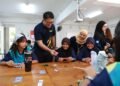 Dorong Ekonomi Sirkular dan Pelestarian Lingkungan, Maybank Indonesia Usung Inisiatif '#BalikBAIK' Melalui Global CR Day 2026 dan Program Cahaya Kasih 59 Direktur IT & Digital Maybank Indonesia Bambang Andri Irawan turut mengajar di kelas saat penyelenggaraan Maybank Global CR Day yang dilaksanakan di SD 08 Ragunan, Jakarta Selatan. Global CR Day 2026 diselenggarakan serentak pada 5 September 2026 oleh Maybank Group di 18 negara.