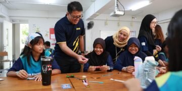 Dorong Ekonomi Sirkular dan Pelestarian Lingkungan, Maybank Indonesia Usung Inisiatif '#BalikBAIK' Melalui Global CR Day 2026 dan Program Cahaya Kasih 56 Direktur IT & Digital Maybank Indonesia Bambang Andri Irawan turut mengajar di kelas saat penyelenggaraan Maybank Global CR Day yang dilaksanakan di SD 08 Ragunan, Jakarta Selatan. Global CR Day 2026 diselenggarakan serentak pada 5 September 2026 oleh Maybank Group di 18 negara.