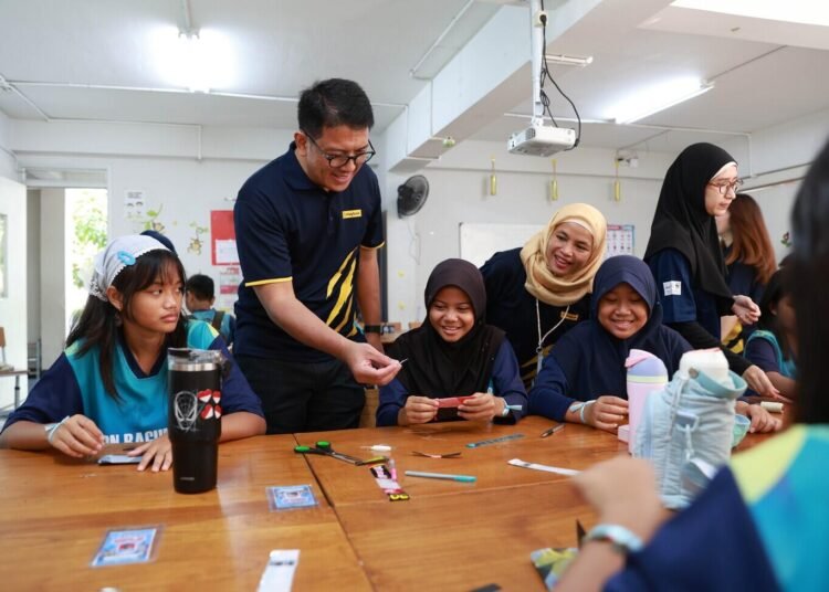 Dorong Ekonomi Sirkular dan Pelestarian Lingkungan, Maybank Indonesia Usung Inisiatif '#BalikBAIK' Melalui Global CR Day 2026 dan Program Cahaya Kasih 46 Direktur IT & Digital Maybank Indonesia Bambang Andri Irawan turut mengajar di kelas saat penyelenggaraan Maybank Global CR Day yang dilaksanakan di SD 08 Ragunan, Jakarta Selatan. Global CR Day 2026 diselenggarakan serentak pada 5 September 2026 oleh Maybank Group di 18 negara.
