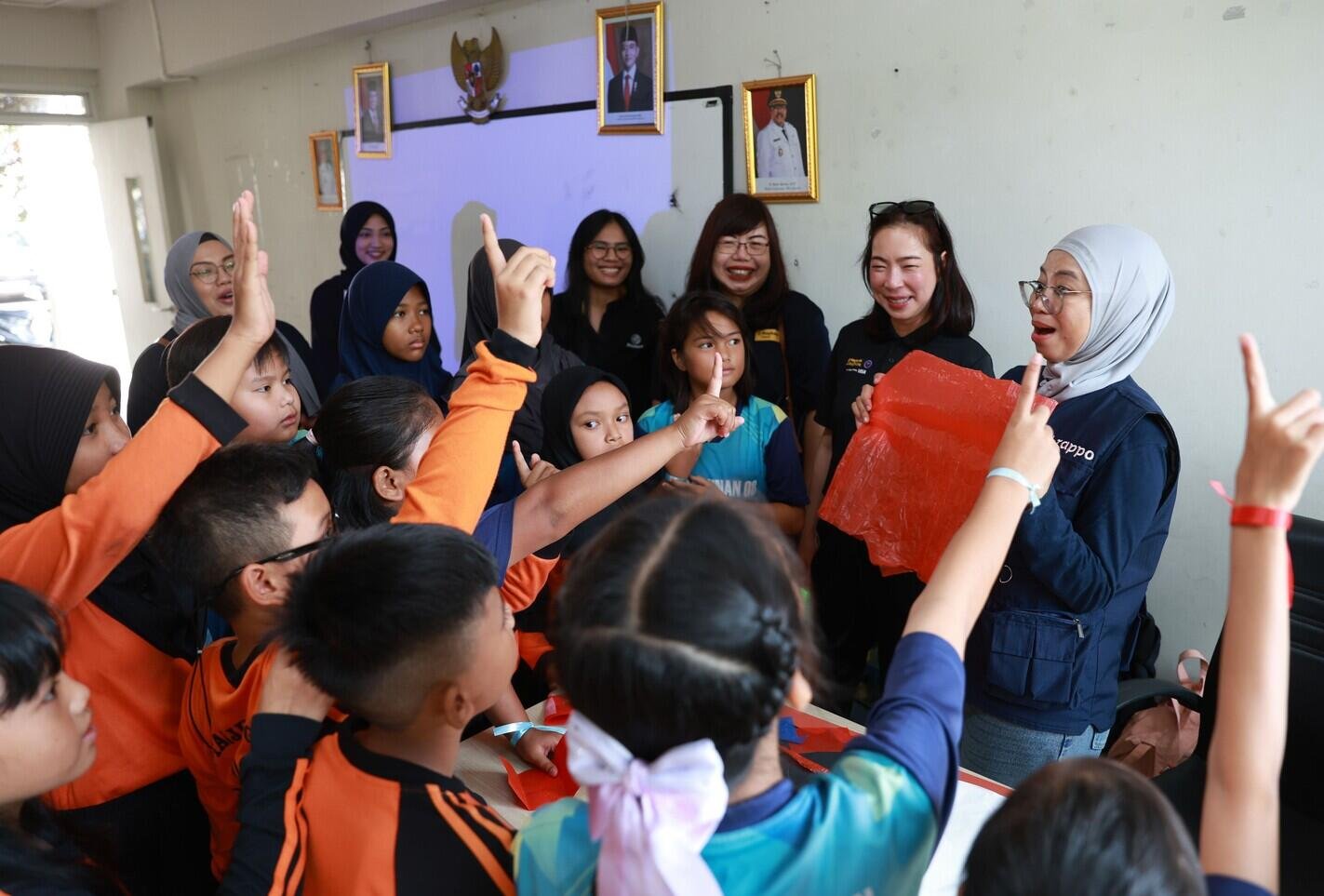 Dorong Ekonomi Sirkular dan Pelestarian Lingkungan, Maybank Indonesia Usung Inisiatif '#BalikBAIK' Melalui Global CR Day 2026 dan Program Cahaya Kasih 50 Direktur Global Banking Maybank Indonesia Mariana Husin turut berpartisipasi dalam kegiatan belajar di kelas dalam rangkaian program Maybank Global CR Day 2026 yang diselenggarakan di SDN 08 Ragunan, Jakarta Selatan. Dalam kegiatan tersebut, para siswa mendapatkan edukasi tentang kegiatan upcycling, yaitu mengolah barang-barang dari plastik, kertas dan kain yang tidak terpakai lagi hingga kembali bernilai guna menjadi karya seni instalasi.