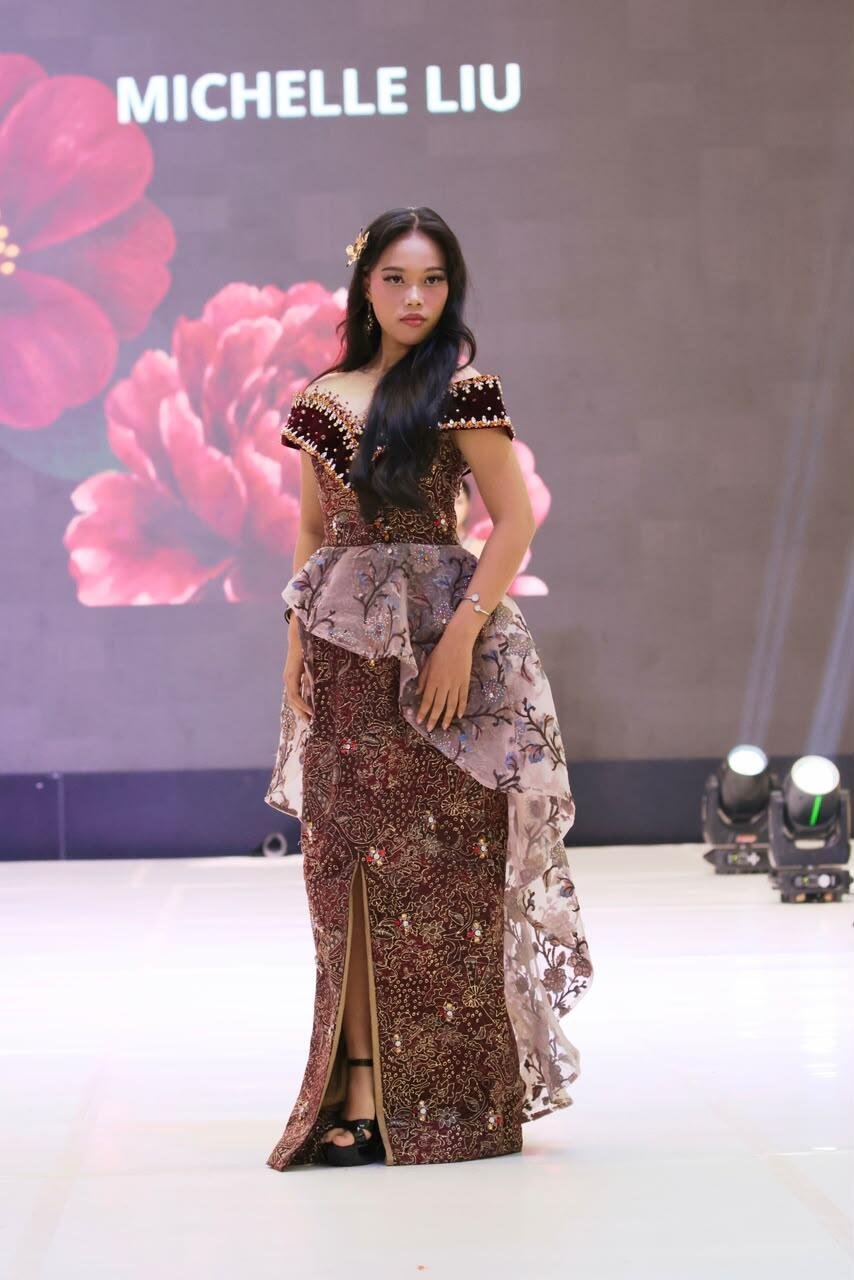 Runner Up IV Puteri Batik Remaja Indonesia Ghefira Qiana Aqilla Tampil Membawa Wastra Indonesia di ASEAN Fashion Festival 2026
