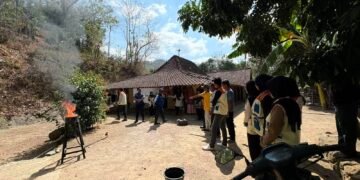 Cegah Kebakaran Musim Kemarau, Warga Padukuhan Gandu Dilatih Padamkan Api Sejak Dini 28 Dokumentasi foto Petugas dan warga mempraktikkan teknik pemadaman api menggunakan APAR di halaman terbuka Padukuhan Gandu.(Sumber: Dock Pribadi)