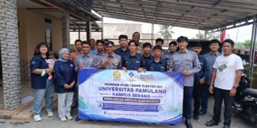 Implementasi Penerangan Jalan Umum Berbasis Sensor Cahaya di Desa Sigedong, Kec Mancak, Kab Serang, Universitas Pamulang PSDKU SERANG 56 Universitas Pamulang PSDKU Serang melalui Kegiatan Pengabdian peningkatan penerangan jalan umum. (Sumber: Dokumentasi Pribadi).
