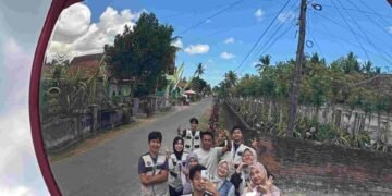 KKN UAD 2026 - Hadirkan Kaca Cembung di Dusun Sambirejo Banyuwangi, Dorong Keselamatan Berkendara 56 Mahasiswa KKN UAD Reguler Ke-161 Unit I.C.2 memasang kaca cembung di salah satu titik jalan Dusun Sambirejo, Banyuwangi, untuk membantu meningkatkan jarak pandang dan keselamatan pengguna jalan. (Sumber: Dokumentasi Pribadi).