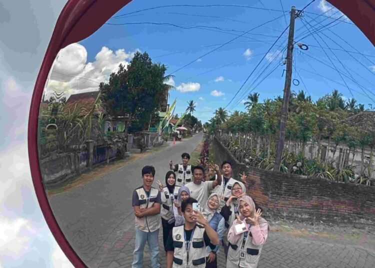 KKN UAD 2026 - Hadirkan Kaca Cembung di Dusun Sambirejo Banyuwangi, Dorong Keselamatan Berkendara 46 Mahasiswa KKN UAD Reguler Ke-161 Unit I.C.2 memasang kaca cembung di salah satu titik jalan Dusun Sambirejo, Banyuwangi, untuk membantu meningkatkan jarak pandang dan keselamatan pengguna jalan. (Sumber: Dokumentasi Pribadi).
