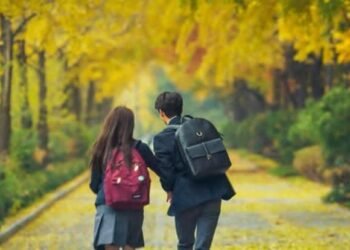 Gambar Reza dan Adzra mereka berjalan bersama menuju kelas (Sumber: Pinterest)