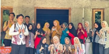 Kegiatan edukasi PHBS di Desa Tlogorejo melibatkan 40 ibu balita dengan metode penyampaian materi, diskusi, dan tanya jawab. (Sumber: Dokumentasi Pribadi).