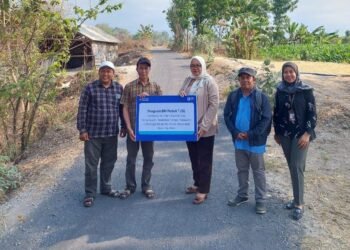 BRI BO Probolinggo melalui program BRI Peduli TJSL mendukung pembangunan jalan aspal di Desa Wringinanom, Kecamatan Tongas, Kabupaten Probolinggo. (Sumber: BRI).