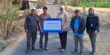 BRI BO Probolinggo melalui program BRI Peduli TJSL mendukung pembangunan jalan aspal di Desa Wringinanom, Kecamatan Tongas, Kabupaten Probolinggo. (Sumber: BRI).