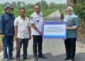 BRI BO Probolinggo melalui program BRI Peduli TJSL mendukung pembangunan jalan di Desa Alaskandang, Kecamatan Besuk, Kabupaten Probolinggo, untuk memperlancar mobilitas dan aktivitas ekonomi masyarakat. (Sumber: BRI).