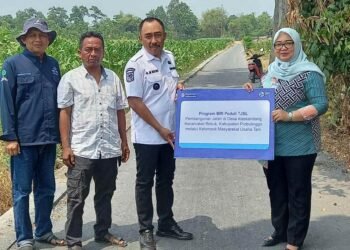 BRI Probolinggo Salurkan TJSL untuk Pembangunan Jalan Desa Alaskandang, Dorong Mobilitas Masyarakat 46 BRI BO Probolinggo melalui program BRI Peduli TJSL mendukung pembangunan jalan di Desa Alaskandang, Kecamatan Besuk, Kabupaten Probolinggo, untuk memperlancar mobilitas dan aktivitas ekonomi masyarakat. (Sumber: BRI).