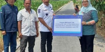 BRI BO Probolinggo melalui program BRI Peduli TJSL mendukung pembangunan jalan di Desa Alaskandang, Kecamatan Besuk, Kabupaten Probolinggo, untuk memperlancar mobilitas dan aktivitas ekonomi masyarakat. (Sumber: BRI).