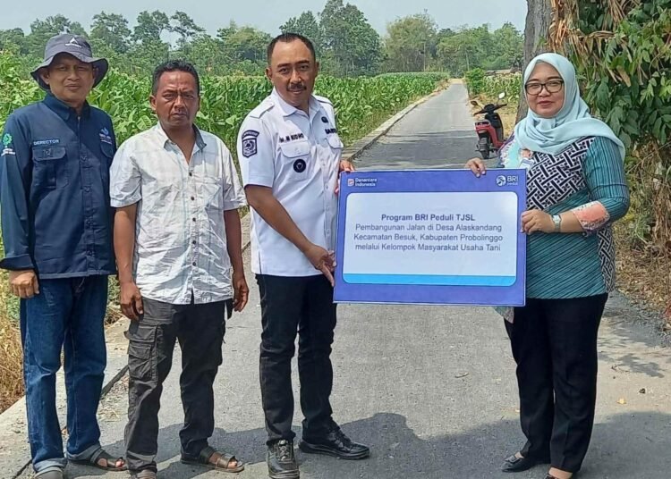 BRI Probolinggo Salurkan TJSL untuk Pembangunan Jalan Desa Alaskandang, Dorong Mobilitas Masyarakat 46 BRI BO Probolinggo melalui program BRI Peduli TJSL mendukung pembangunan jalan di Desa Alaskandang, Kecamatan Besuk, Kabupaten Probolinggo, untuk memperlancar mobilitas dan aktivitas ekonomi masyarakat. (Sumber: BRI).
