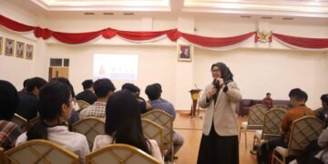 Bekali mahasiswa baru UPN Veteran Jatim dengan kecerdasan finansial, literasi perbankan syariah, dan pengalaman profesional.
(Sumber: Dokumentasi Guest Lucturer)