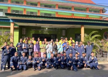 Tim dan peserta pelatihan K3 berfoto bersama di SMK Negeri 58 Jakarta.