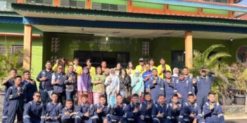 Tim dan peserta pelatihan K3 berfoto bersama di SMK Negeri 58 Jakarta.