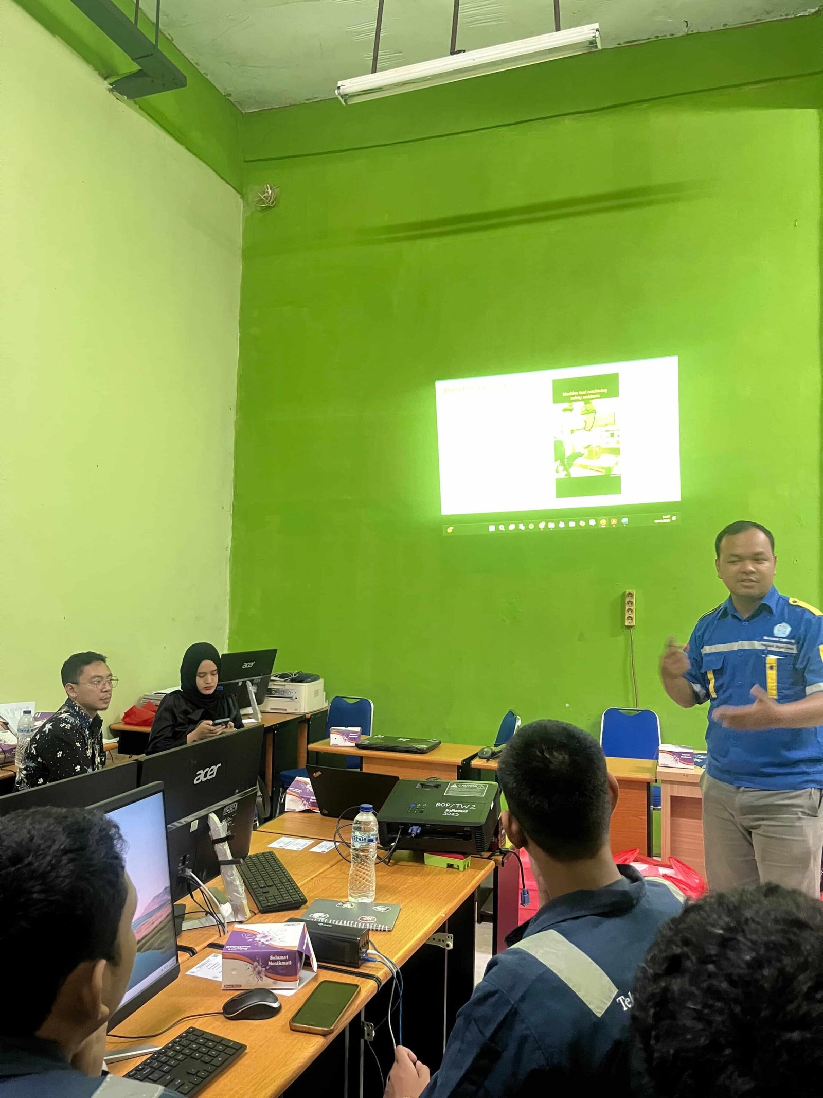 Kelompok Dosen dan Mahasiswa Teknik Mesin PNJ Latih Siswa SMKN 58 Jakarta Soal K3 di Bengkel Praktik 49 IMG 4603.jpg 1