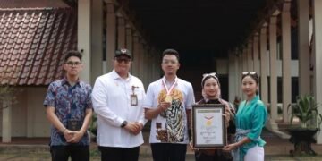 Dihadiri 10.000 Mahasiswa Baru UI 2026, Ketua PILAR IKM UI Mempersembahkan Rekor MURI Lewat Kegiatan Pembuatan EcoPrint 56 Dokumentasi penerimaan Rekor Muri untuk PILAR IKM UI 2026 (Sumber: Dokumentasi Pribadi)