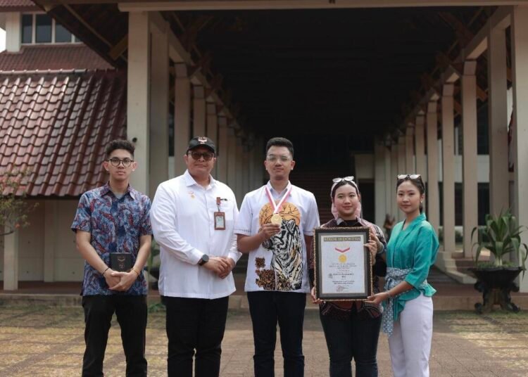 Dokumentasi penerimaan Rekor Muri untuk PILAR IKM UI 2026 (Sumber: Dokumentasi Pribadi)