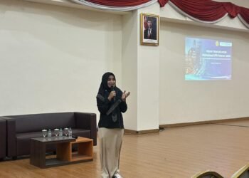 Penyampaian Edukasi Pembukaan Rekening Baru Bank Muamalat (Sumber: Dokumentasi Guest Lecturer)