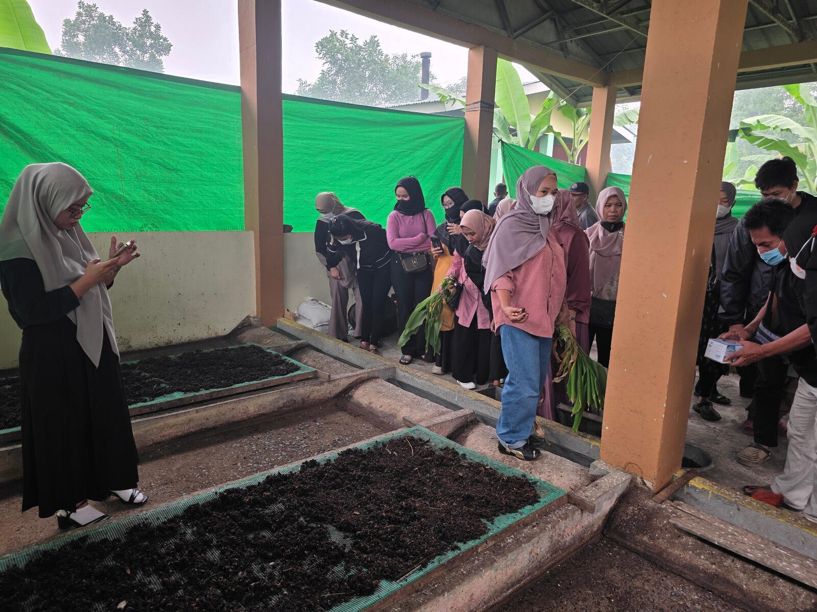 KLH/BPLH Sulap Kompleks Yuka Pontianak Jadi Kampung Losida untuk Atasi Sampah Organik 49 KLH/BPLH Sulap Kompleks Yuka Pontianak Jadi Kampung Losida untuk Atasi Sampah Organik