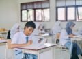 Lulusan SMK menghadapi tantangan memasuki dunia kerja di tengah ketidaksesuaian kompetensi dan kebutuhan perusahaan. (Sumber: Pexels).