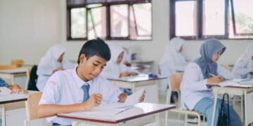 Ketika Pendidikan SMK yang Siap Kerja Belum Menjamin Lulusan Terserap Dunia Kerja 48 Lulusan SMK menghadapi tantangan memasuki dunia kerja di tengah ketidaksesuaian kompetensi dan kebutuhan perusahaan. (Sumber: Pexels).